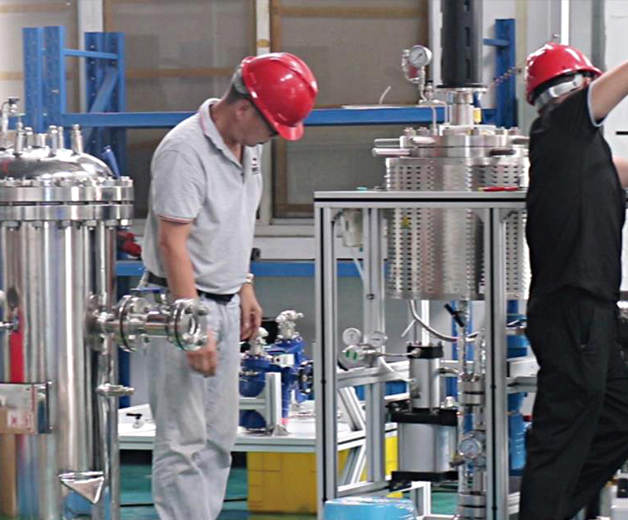 霍桐仪器中试持续高压反映釜成套拆卸出产场景