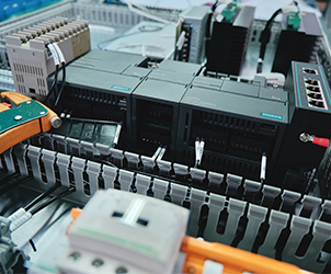 大型成套高压反映釜装备电控箱内部